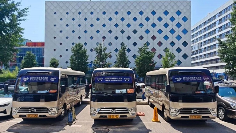 Компания Ankai Luxury Coaches обслуживает Давосский форум, создавая мобильную визитку с надписью «Сделано в Китае»